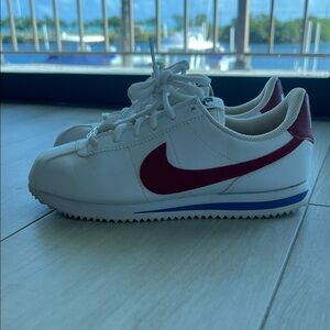 Nike Kids White and Red Sneakers with Blue Detail